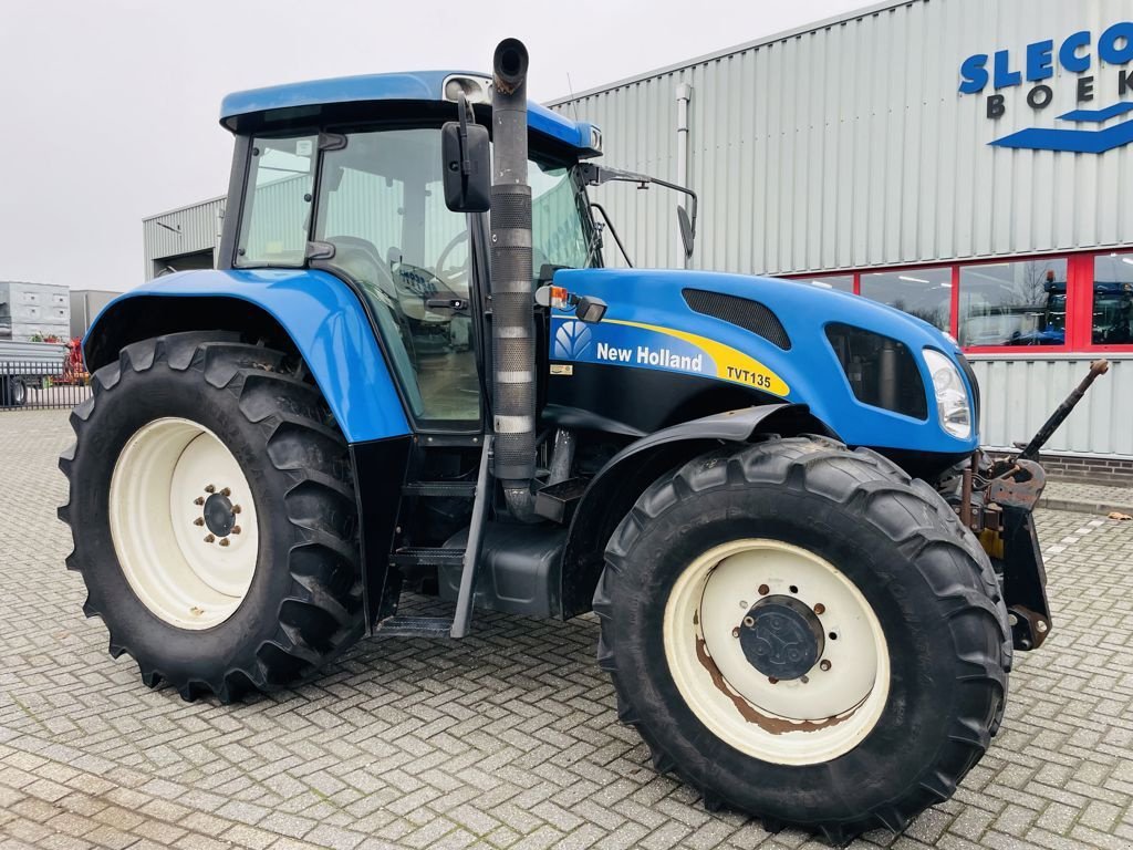 Traktor от тип New Holland TVT 135 Transmissie CVT fronthef pto, Gebrauchtmaschine в BOEKEL (Снимка 4)