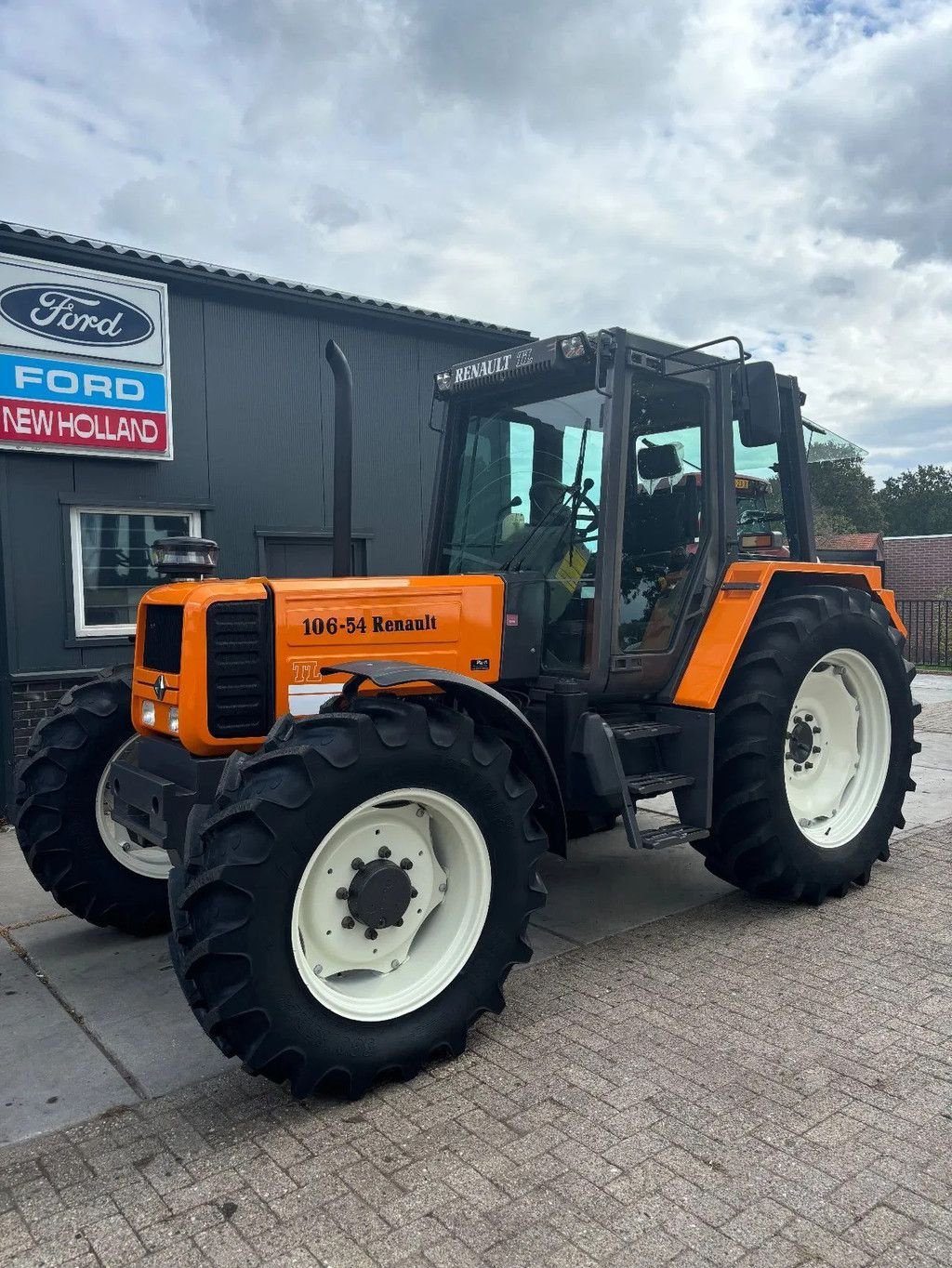 Traktor van het type Renault 106 54 LOW HOURS, Gebrauchtmaschine in Willemsoord (Foto 1)