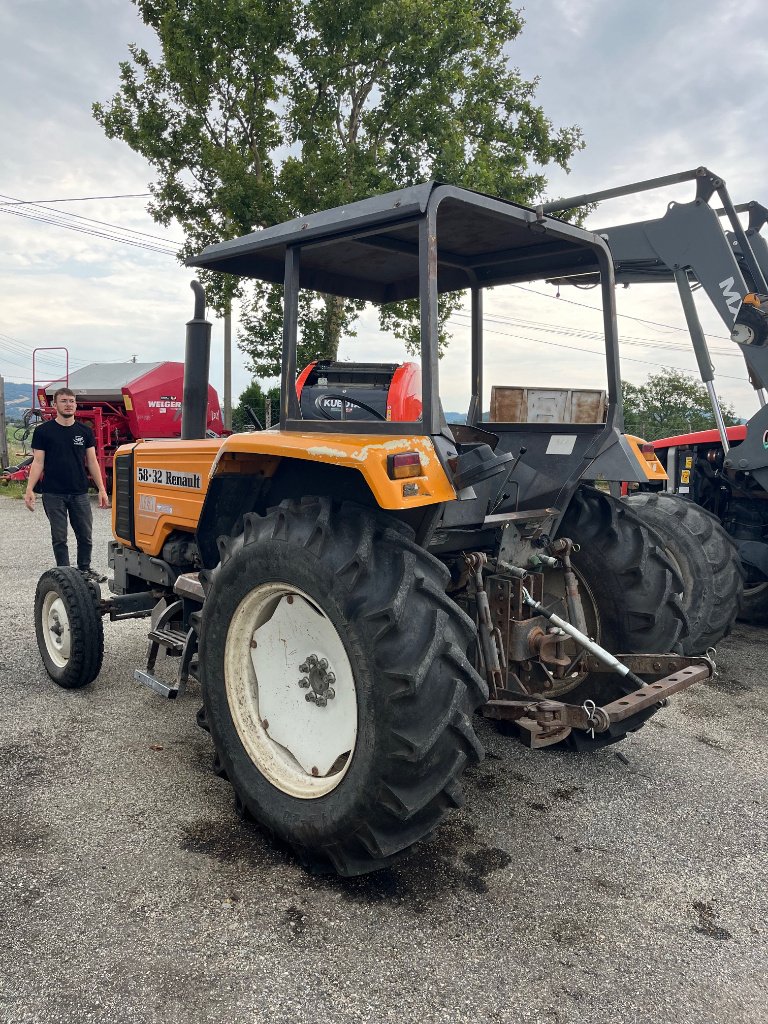 Traktor des Typs Renault 58-32, Gebrauchtmaschine in VERNOUX EN VIVARAIS (Bild 3)