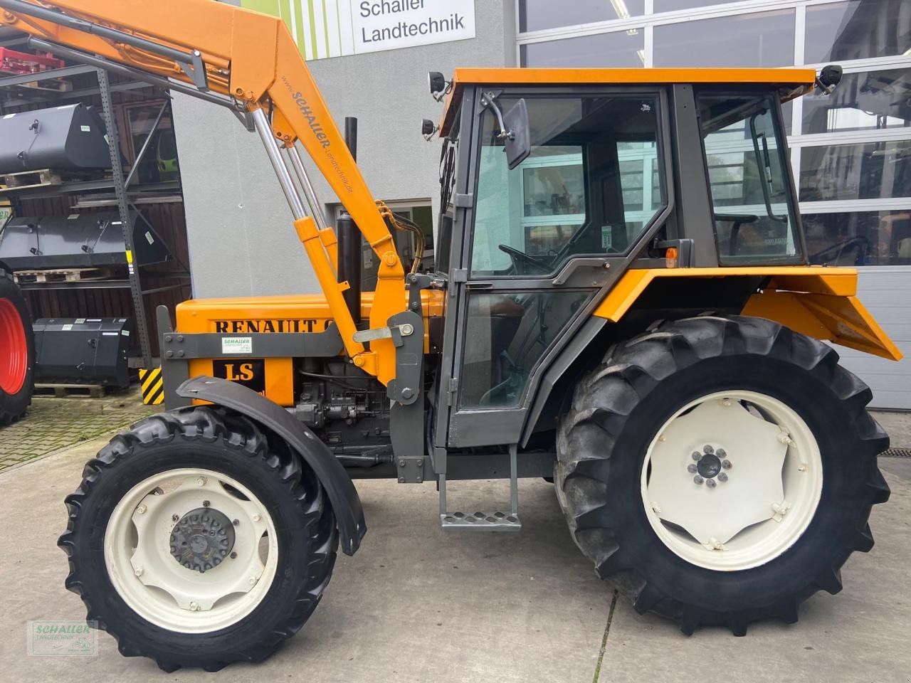 Traktor of the type Renault 65-14LS m. Frontlader, top Zustand, Gebrauchtmaschine in Geiselhöring (Picture 4)