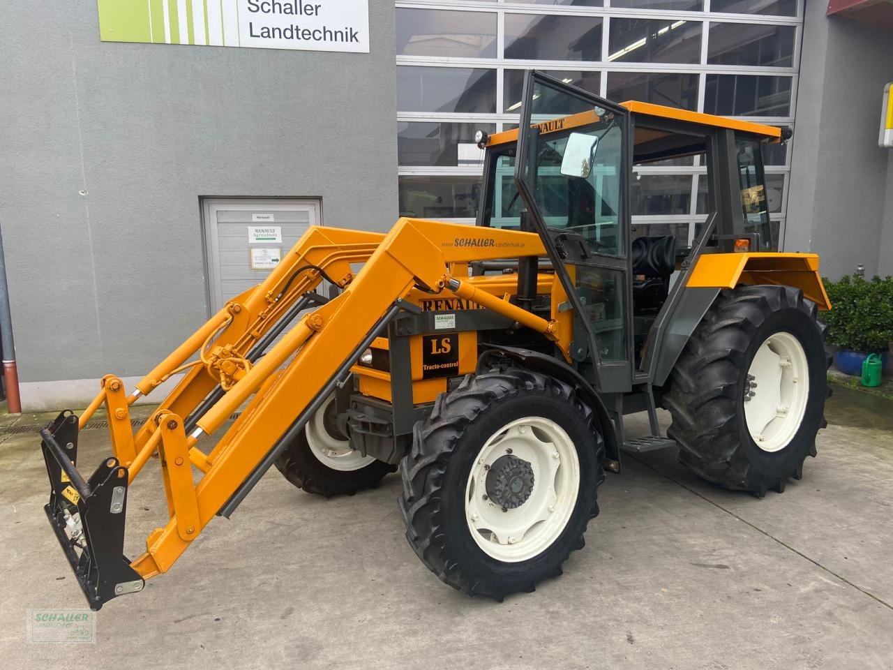 Traktor van het type Renault 65-14LS m. Frontlader, top Zustand, Gebrauchtmaschine in Geiselhöring (Foto 14)