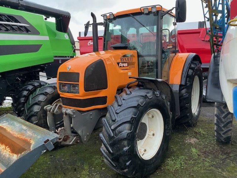 Traktor of the type Renault 696rz, Gebrauchtmaschine in les hayons (Picture 1)