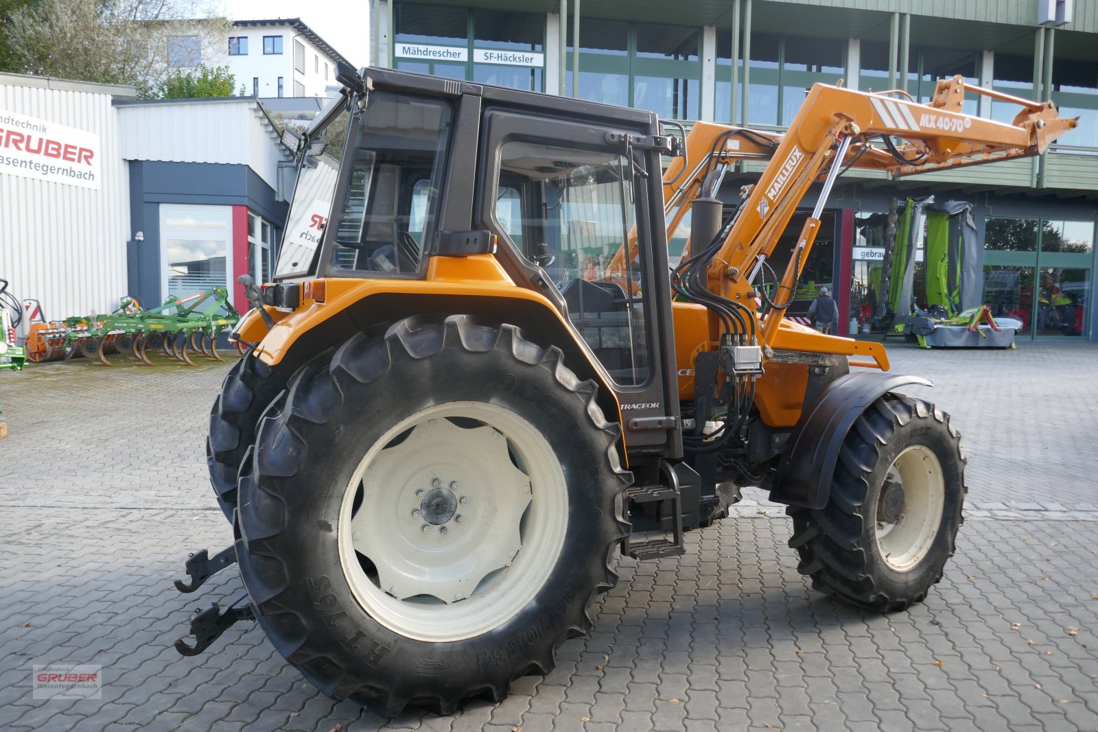 Traktor van het type Renault Ceres 85 + FL MX 4070, Gebrauchtmaschine in Dorfen (Foto 5)