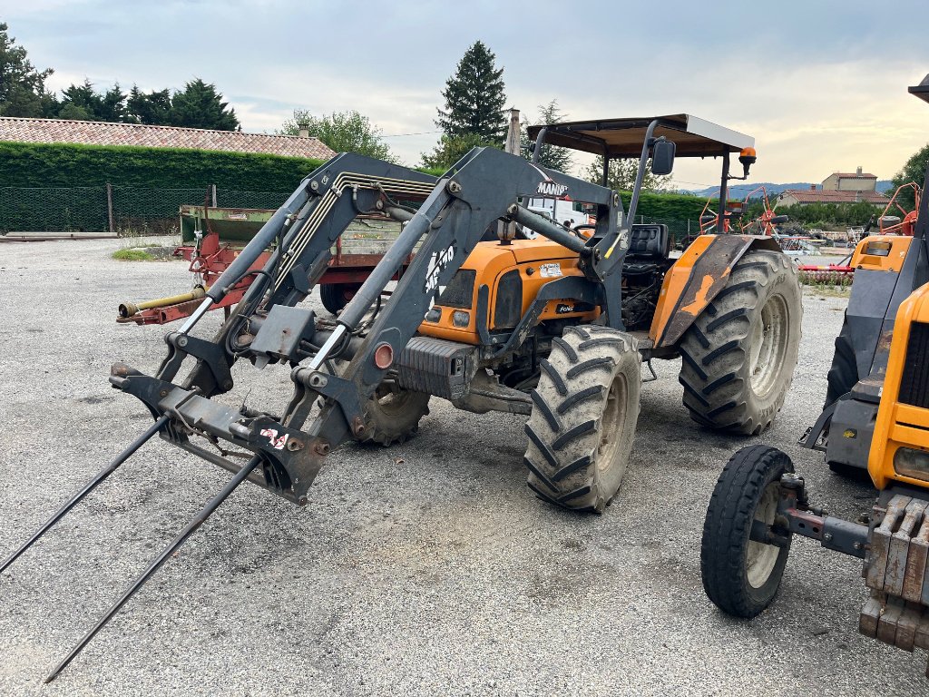 Traktor tipa Renault pales 240, Gebrauchtmaschine u VERNOUX EN VIVARAIS (Slika 2)