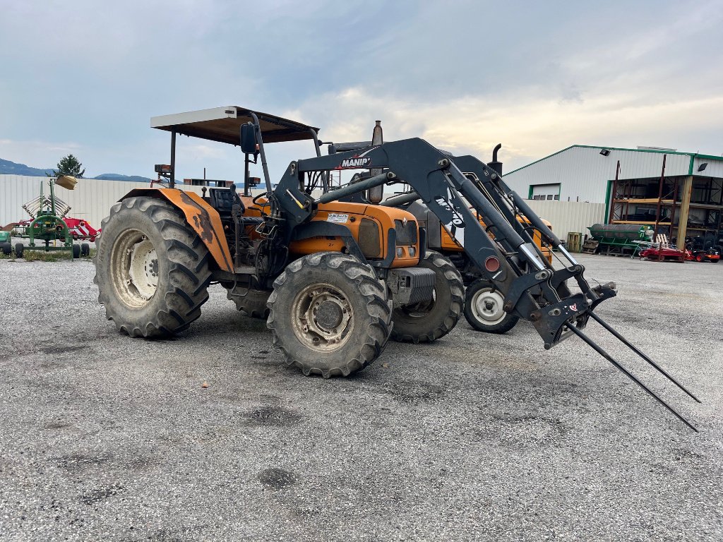 Traktor des Typs Renault pales 240, Gebrauchtmaschine in VERNOUX EN VIVARAIS (Bild 1)