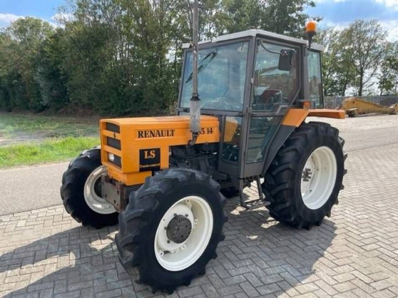 Traktor of the type Renault R 65 14 LS, Gebrauchtmaschine in Roosendaal (Picture 1)