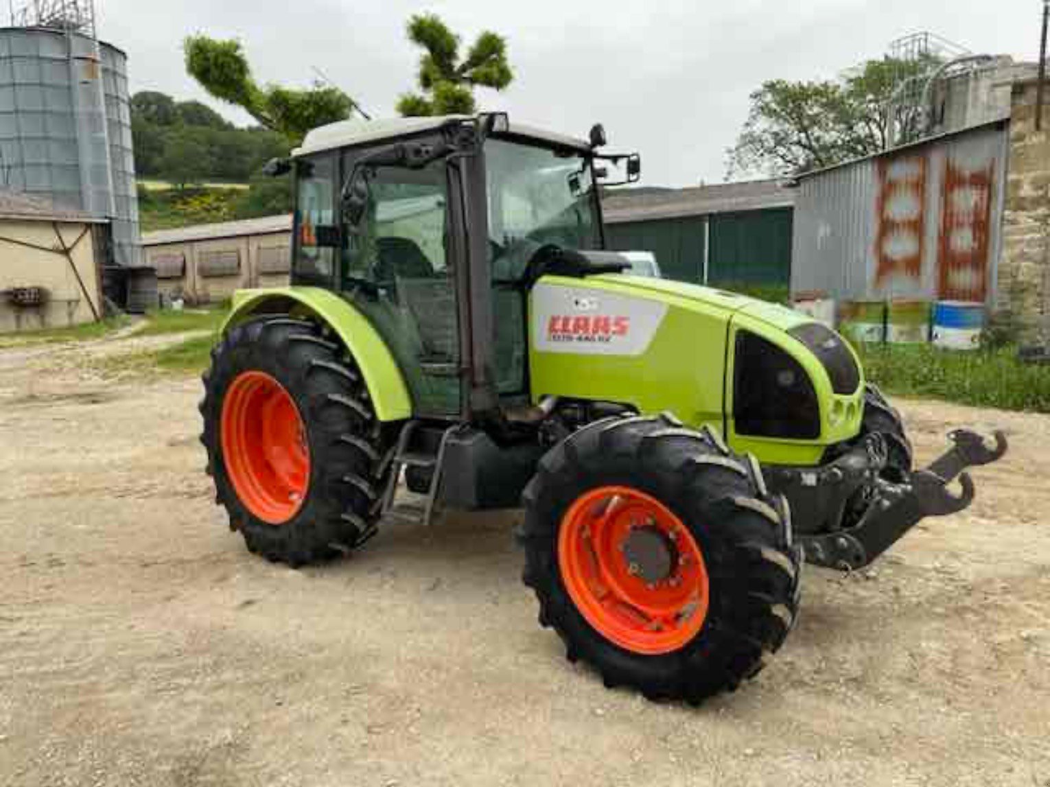 Traktor van het type Renault Tracteur agricole CELTIS 446RX Renault, Gebrauchtmaschine in ROYNAC (Foto 11)