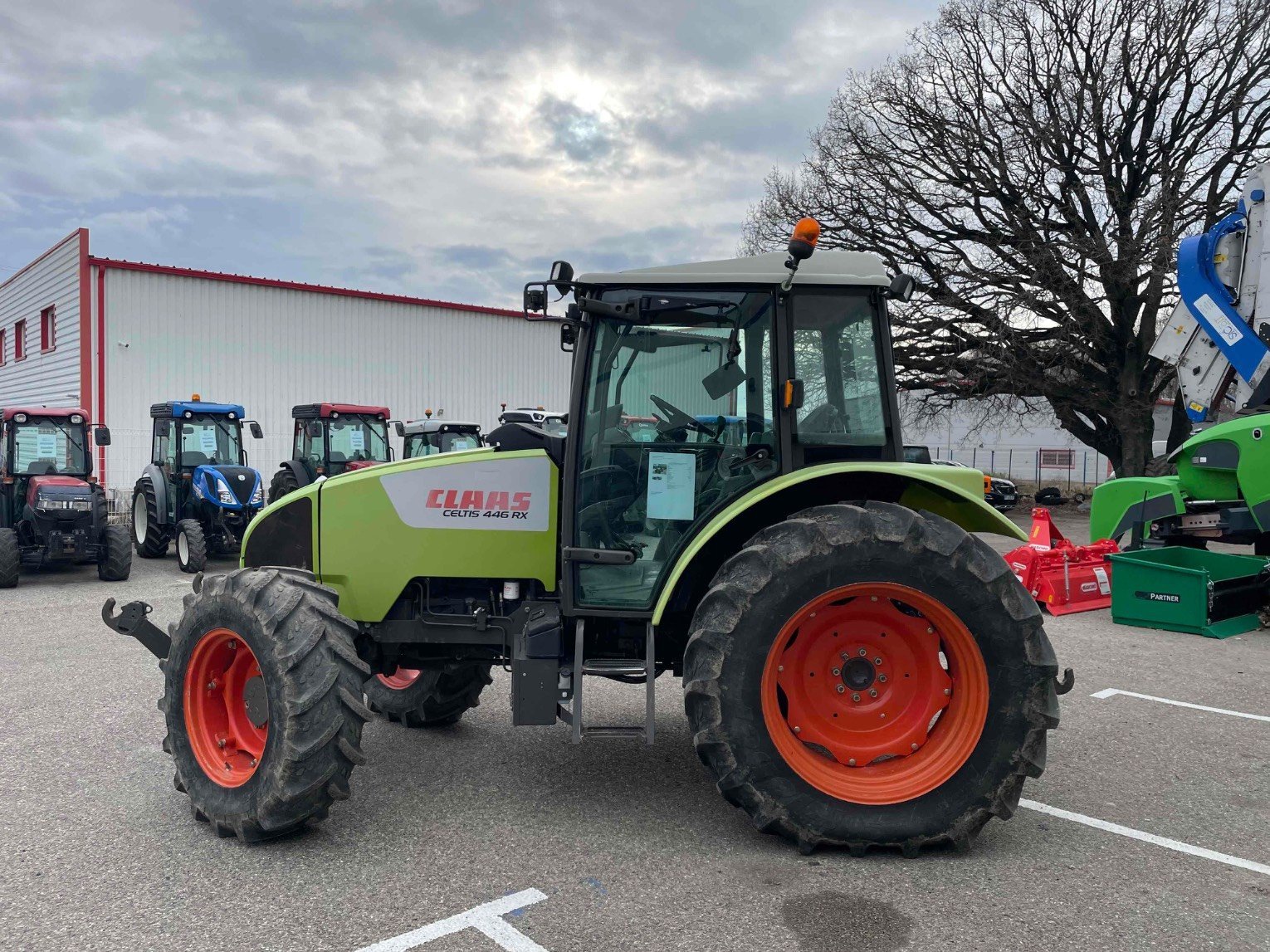 Traktor типа Renault Tracteur agricole CELTIS 446RX Renault, Gebrauchtmaschine в ROYNAC (Фотография 7)