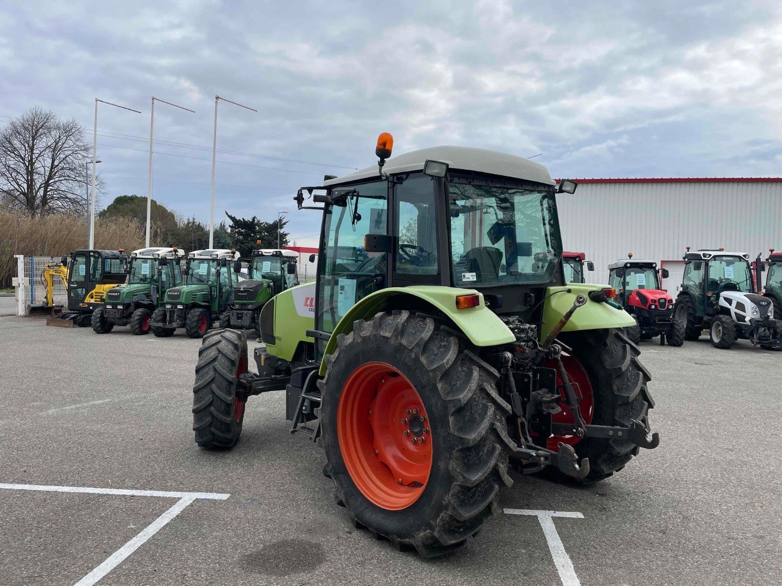 Traktor van het type Renault Tracteur agricole CELTIS 446RX Renault, Gebrauchtmaschine in ROYNAC (Foto 5)