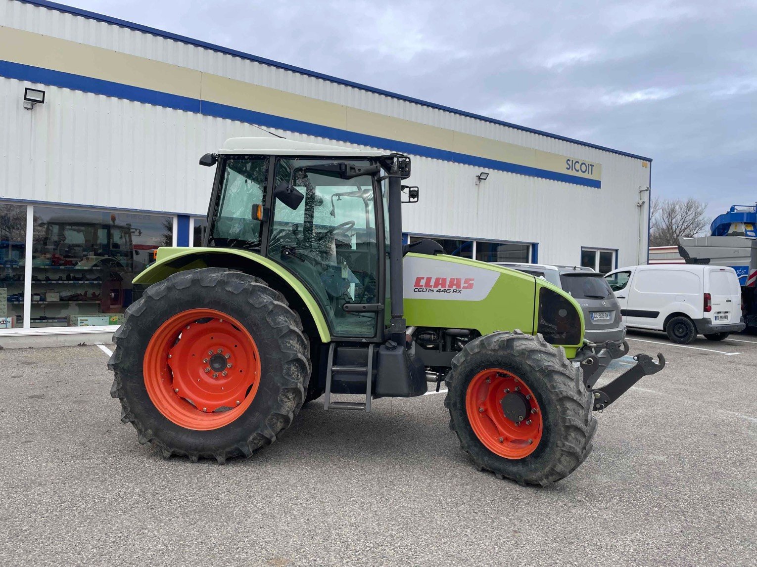 Traktor van het type Renault Tracteur agricole CELTIS 446RX Renault, Gebrauchtmaschine in ROYNAC (Foto 2)