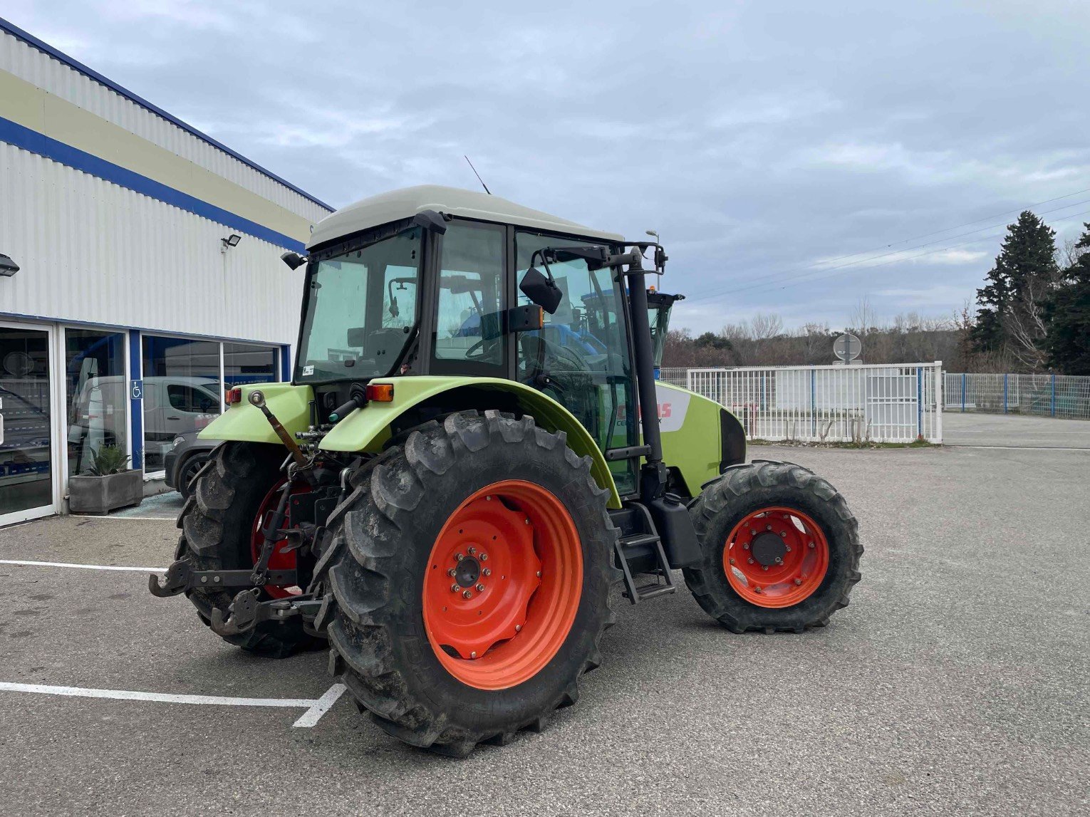 Traktor van het type Renault Tracteur agricole CELTIS 446RX Renault, Gebrauchtmaschine in ROYNAC (Foto 3)