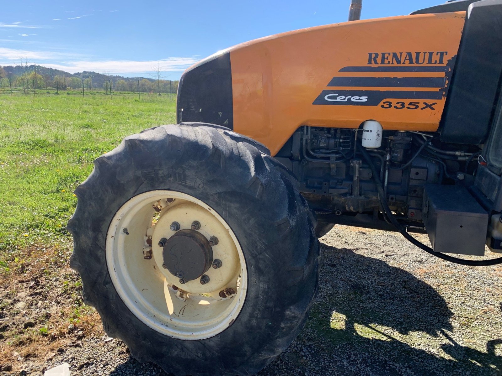 Traktor van het type Renault Tracteur agricole CERES335X Renault, Gebrauchtmaschine in SAINT GAUDENS (Foto 5)