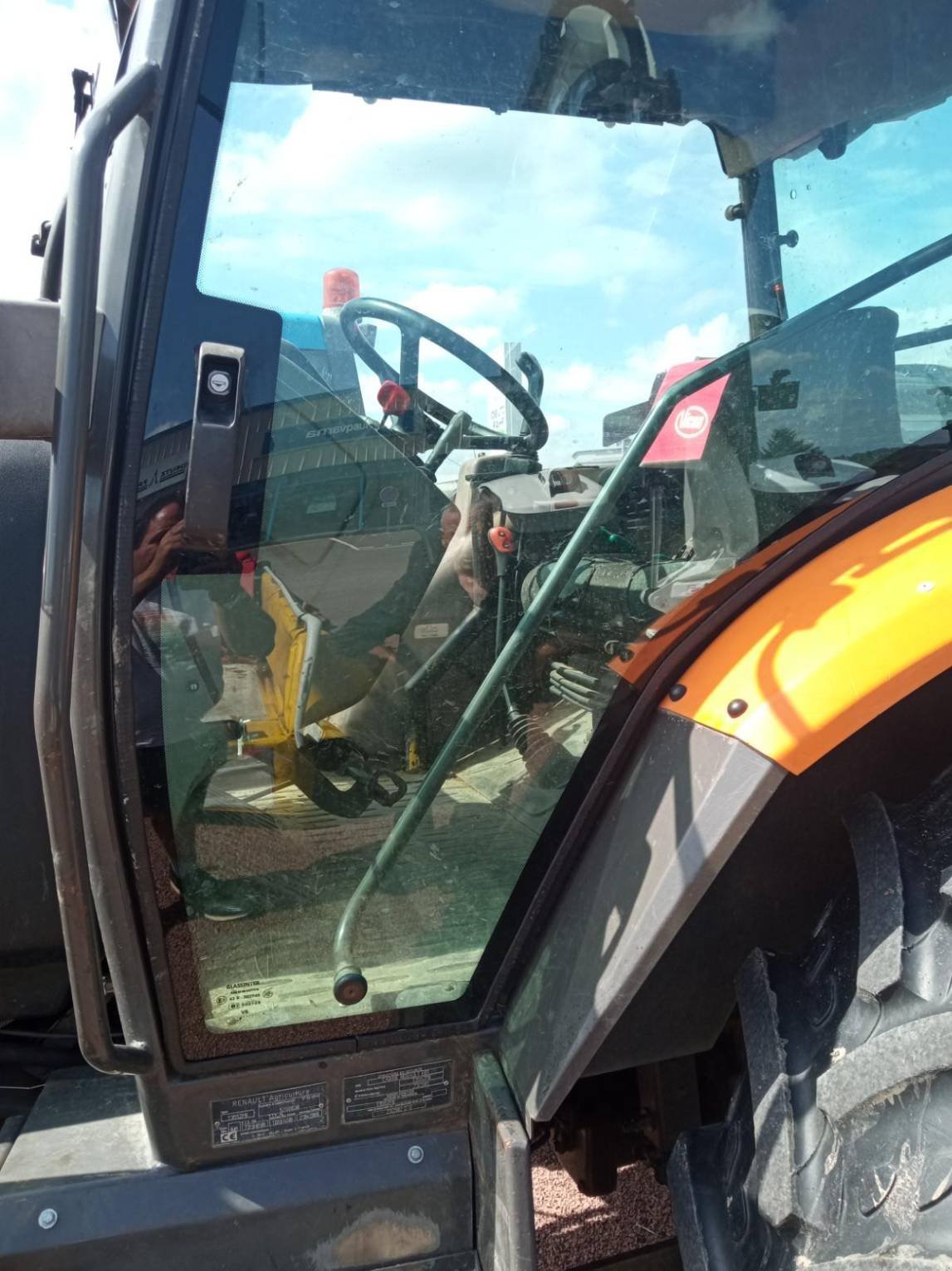 Traktor of the type Renault Tracteur agricole ERGOS90 Renault, Gebrauchtmaschine in LA SOUTERRAINE (Picture 7)