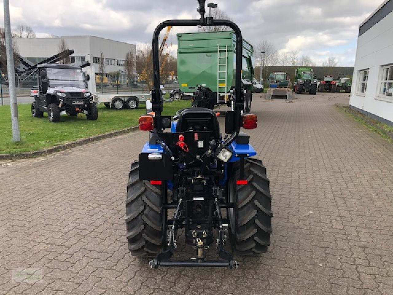 Traktor of the type Solis 16 6+2, Neumaschine in Hess.Oldendorf (Picture 4)