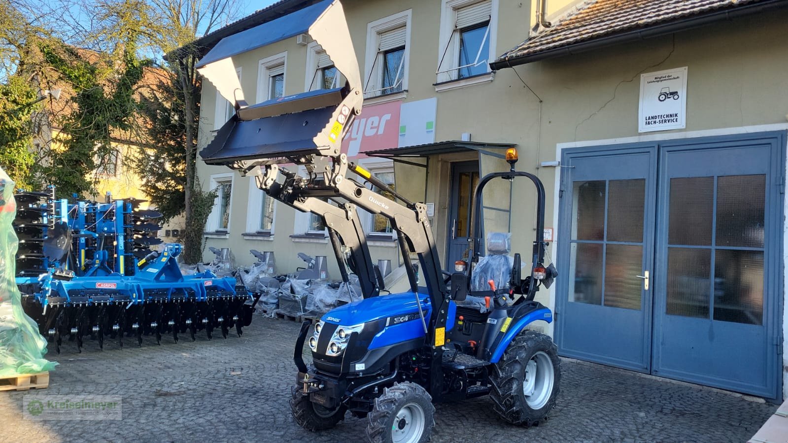 Traktor van het type Solis 26 9+9 + Alö Quicke C12s Frontlader + MPC-140 Klappschaufel + Straßenzulassung, Neumaschine in Feuchtwangen (Foto 1)