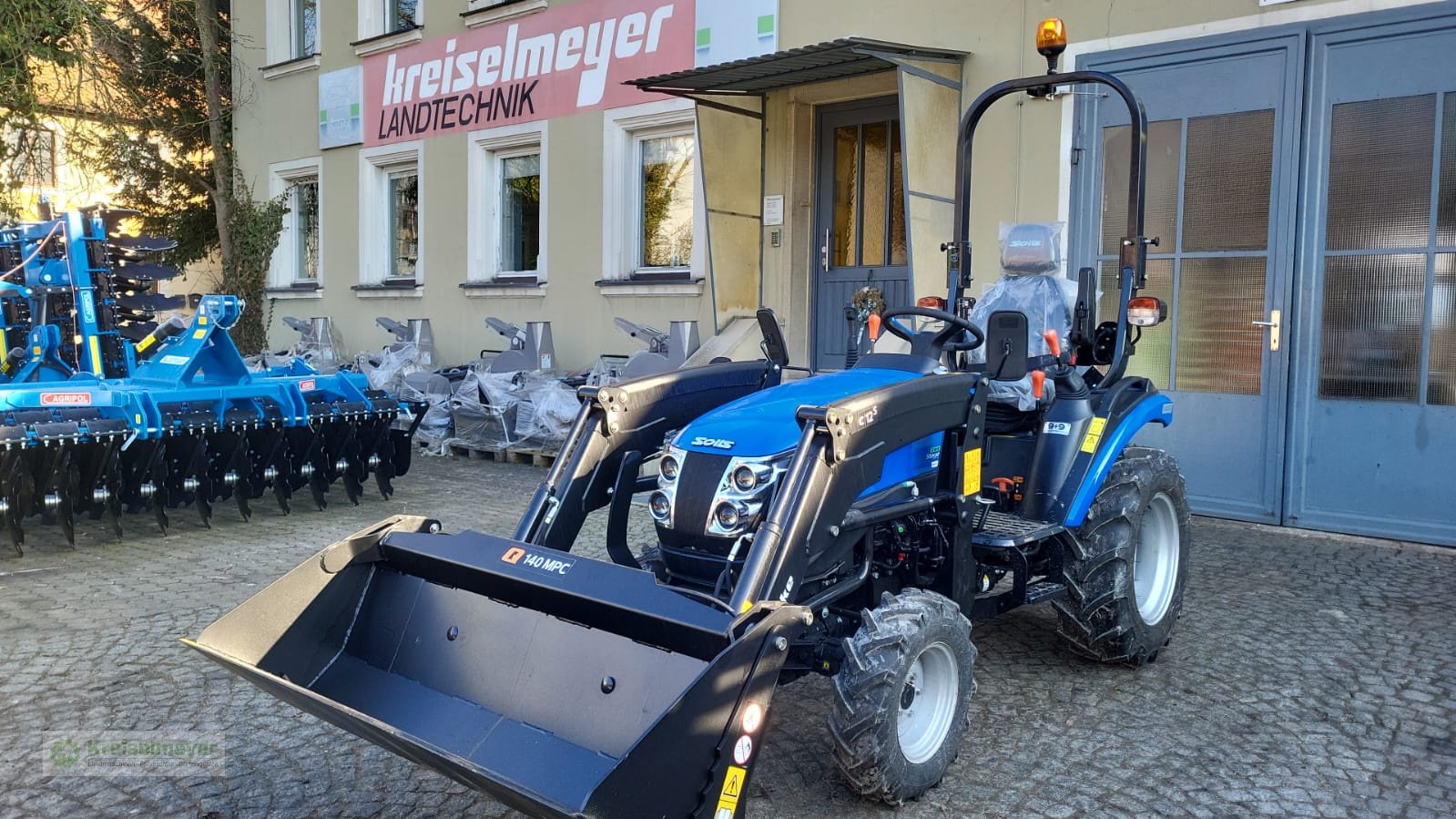 Traktor of the type Solis 26 9+9 + Alö Quicke C12s Frontlader + MPC-140 Klappschaufel + Straßenzulassung, Neumaschine in Feuchtwangen (Picture 3)