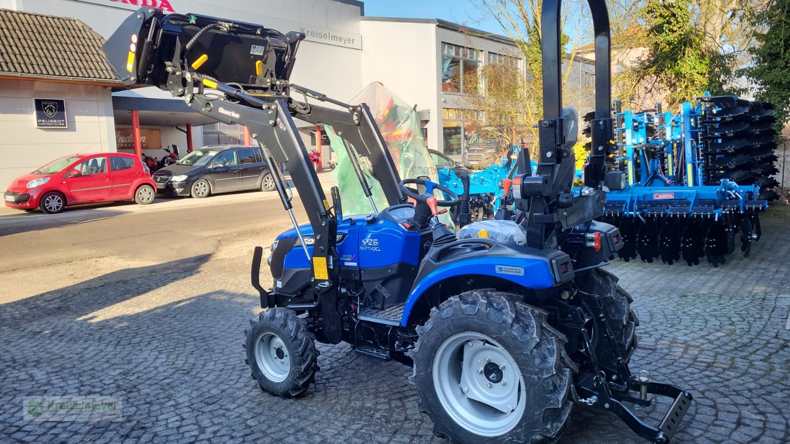 Traktor of the type Solis 26 9+9 + Alö Quicke C12s Frontlader + MPC-140 Klappschaufel + Straßenzulassung, Neumaschine in Feuchtwangen (Picture 8)