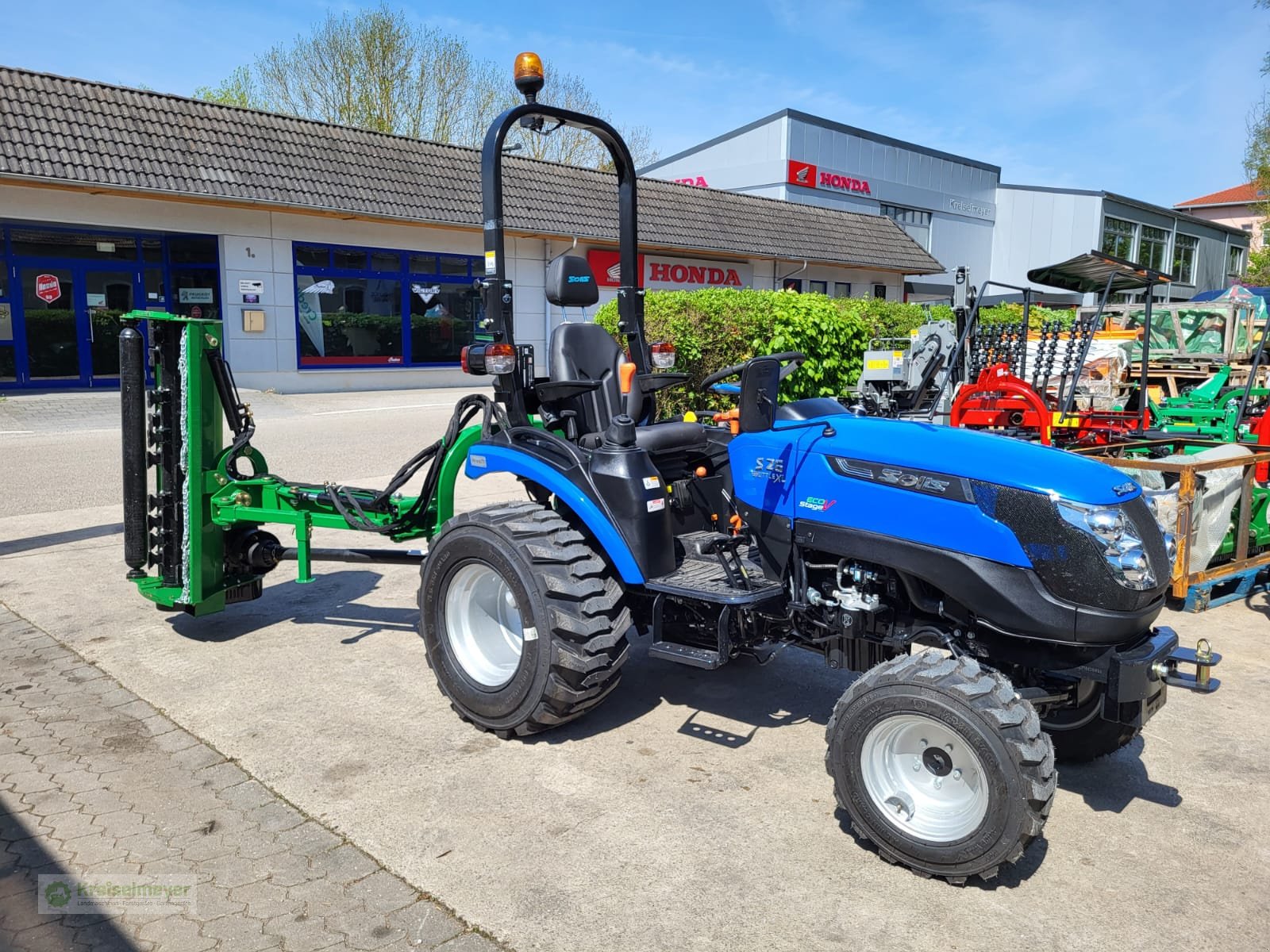 Traktor van het type Solis 26 9+9 mit Ausliegemulcher 125cm + Industriereifen + Straßenzulassung NEU Allrad, Neumaschine in Feuchtwangen (Foto 4)