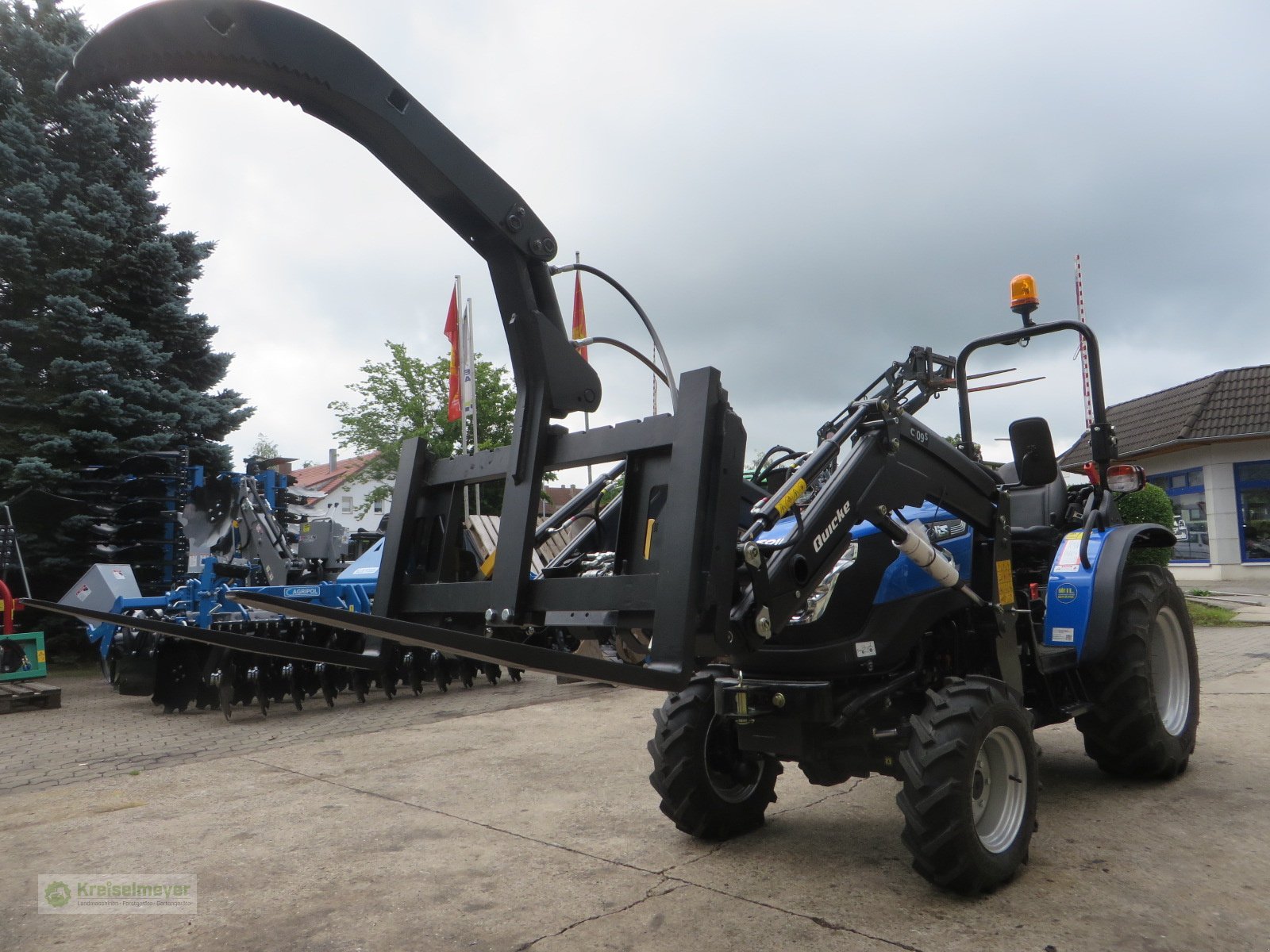 Traktor of the type Solis 26 + ALÖ Quicke Frontlader + Palettengabel + hydr. Obergreifer + Straßenzulassung NEU, Neumaschine in Feuchtwangen (Picture 7)