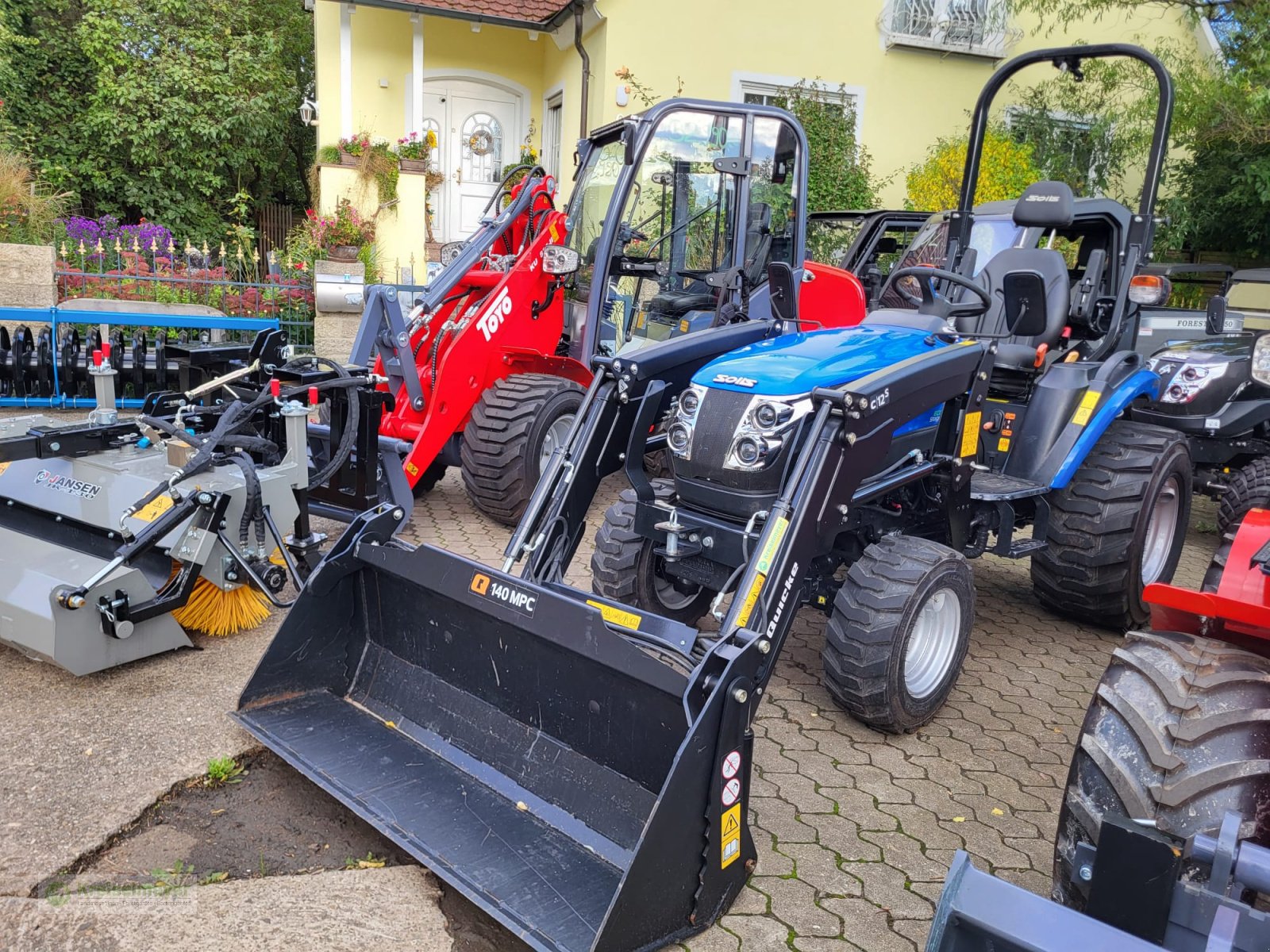 Traktor du type Solis 26 HST + Alö C12s Frontlader + MPC-140 Greifschaufel + StVZO Vorführer GARANTIE, Gebrauchtmaschine en Feuchtwangen (Photo 1)