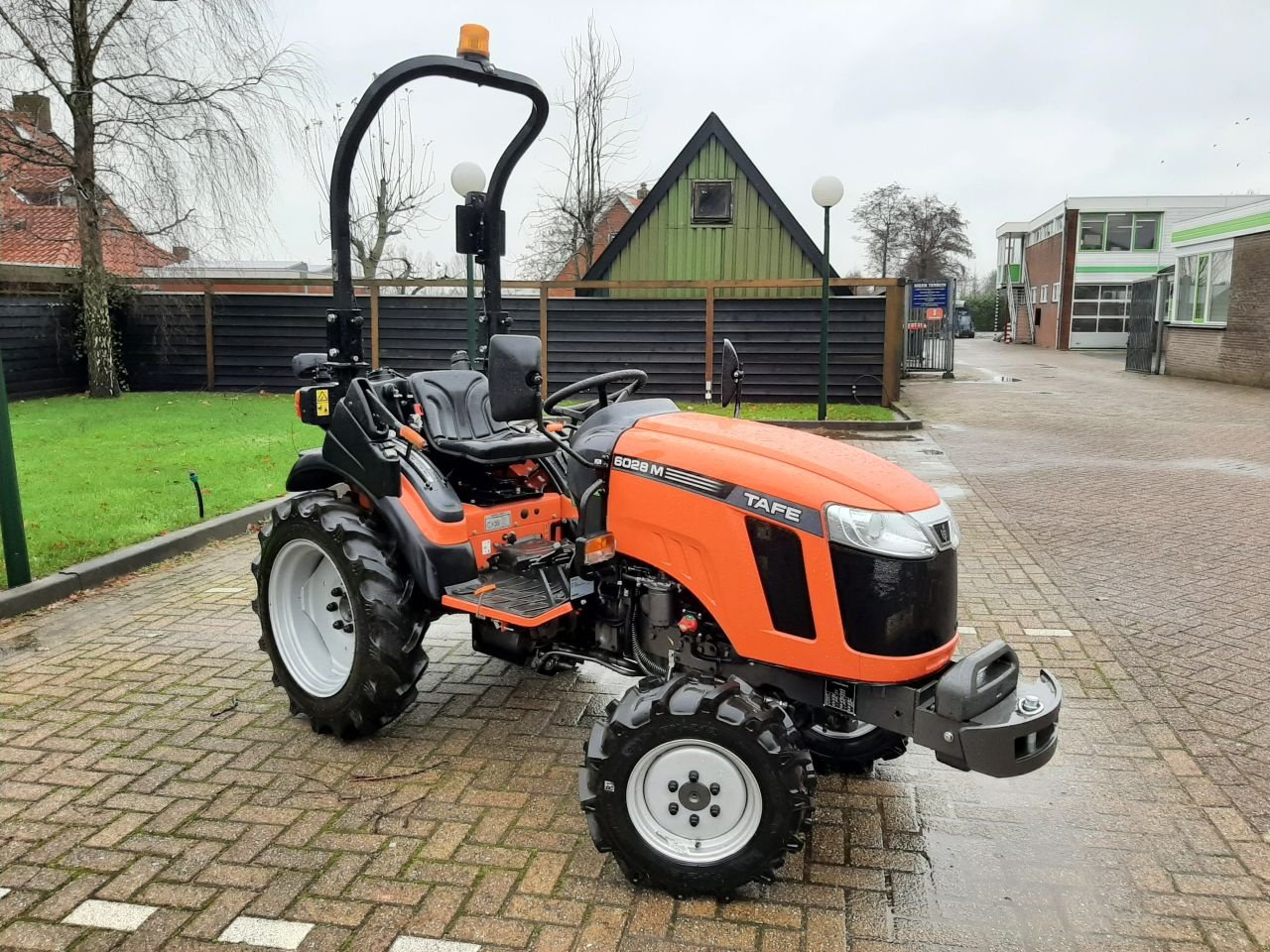 Traktor of the type Sonstige TAFE 6028M, Gebrauchtmaschine in Hardegarijp (Picture 2)