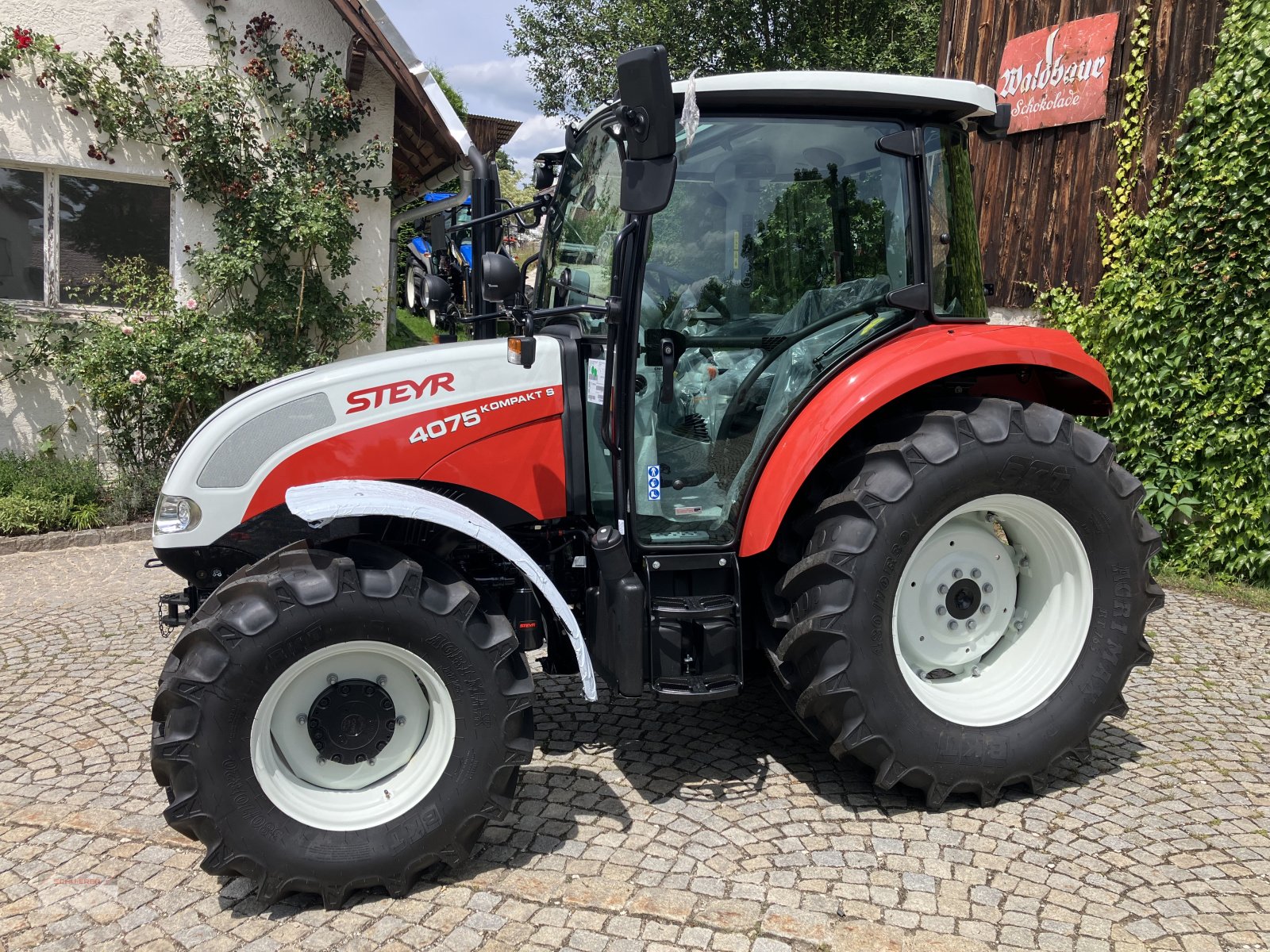 Traktor of the type Steyr 4075 S Kompakt, Neumaschine in Schwandorf (Picture 1)