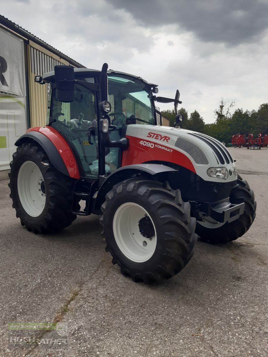 Traktor des Typs Steyr 4090 Kompakt (Stage V), Neumaschine in Kronstorf (Bild 3)