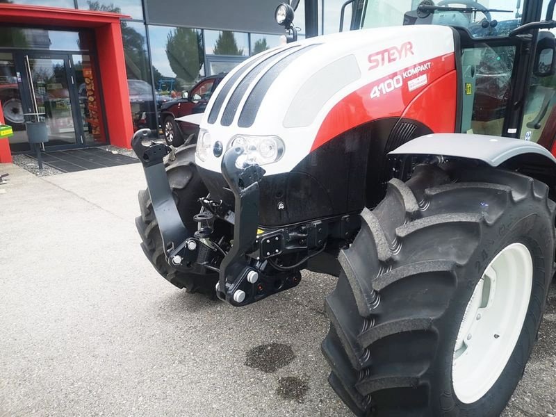 Traktor des Typs Steyr 4100 Kompakt (Stage V), Neumaschine in St. Marienkirchen (Bild 8)