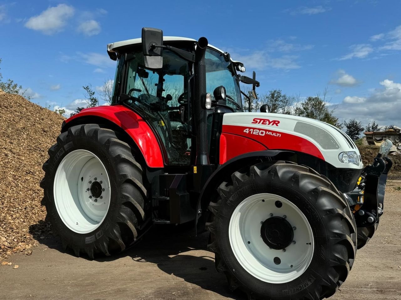 Traktor of the type Steyr 4120 tractor, Neumaschine in Hardinxveld-Giessendam (Picture 1)