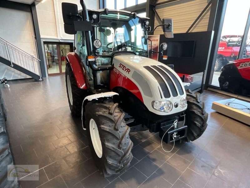 Traktor of the type Steyr Kompakt 4075 S, Neumaschine in Pfreimd