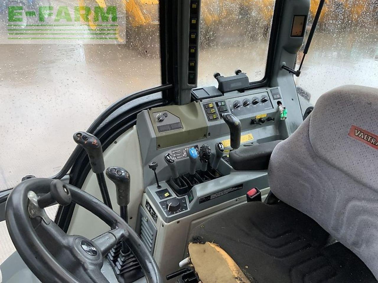 Traktor tip Valtra 6550 twin-track reverse drive tractor (st21217), Gebrauchtmaschine in SHAFTESBURY (Poză 26)