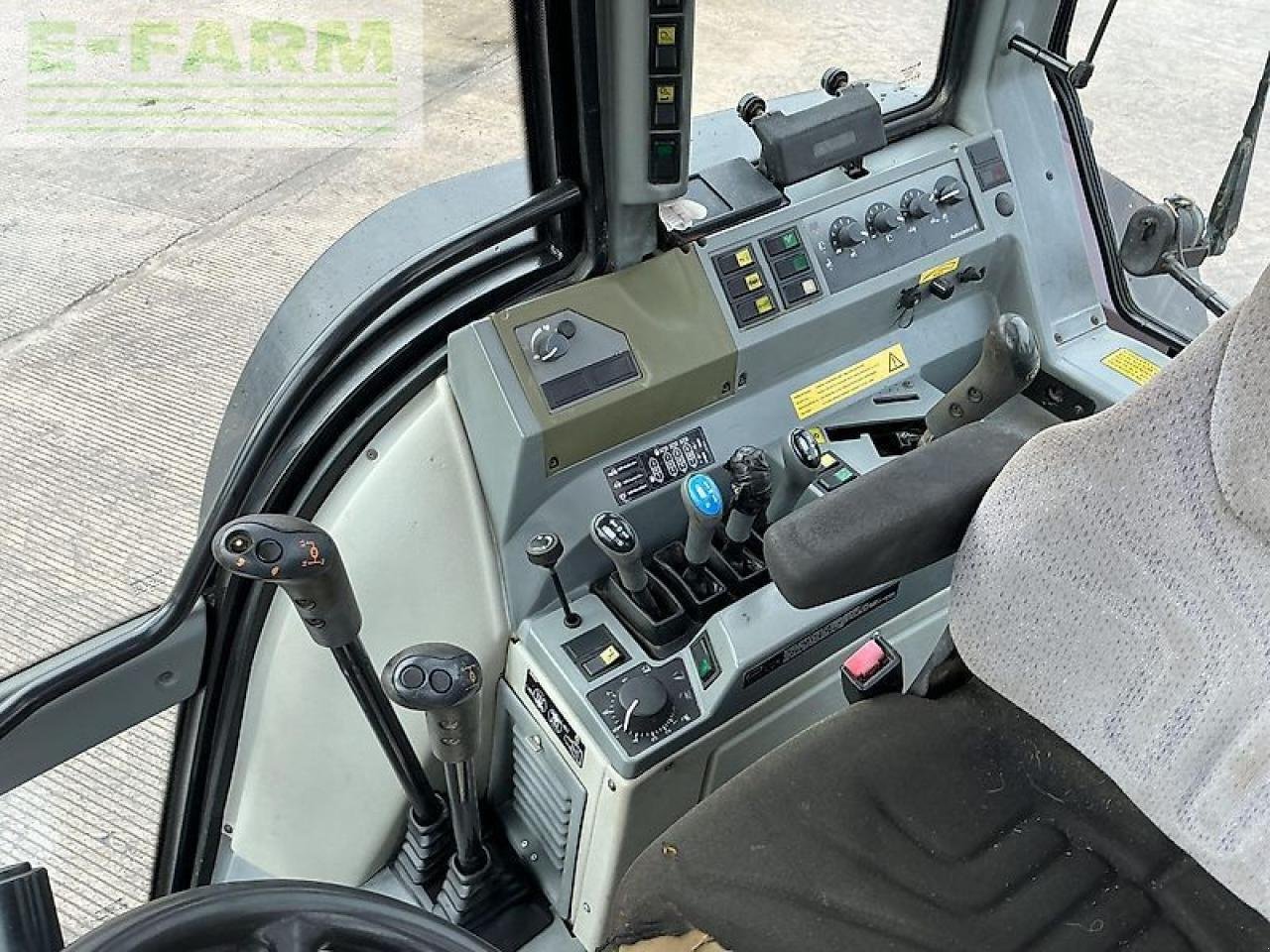 Traktor tip Valtra 6550 twin-track reverse drive tractor (st21217), Gebrauchtmaschine in SHAFTESBURY (Poză 19)