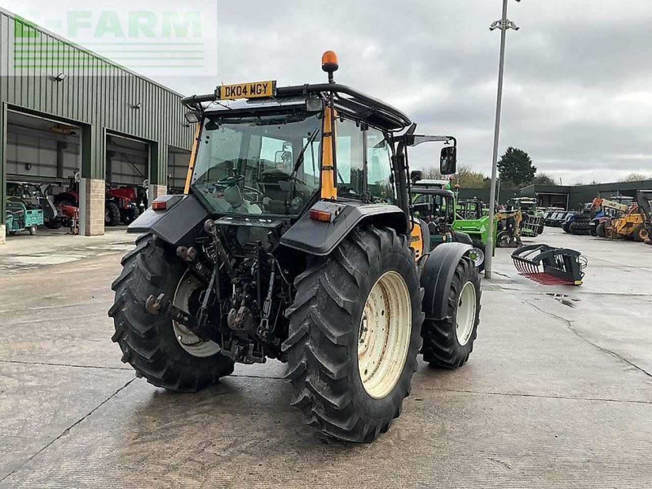 Traktor van het type Valtra 6550 twin-track reverse drive tractor (st21217), Gebrauchtmaschine in SHAFTESBURY (Foto 2)