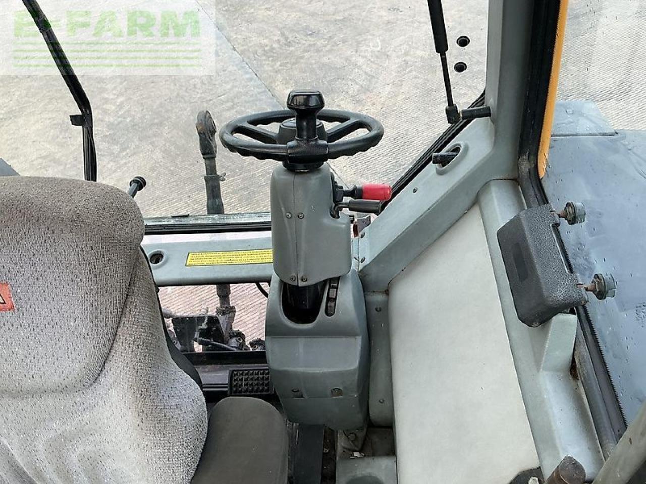 Traktor van het type Valtra 6550 twin-track reverse drive tractor (st21217), Gebrauchtmaschine in SHAFTESBURY (Foto 20)