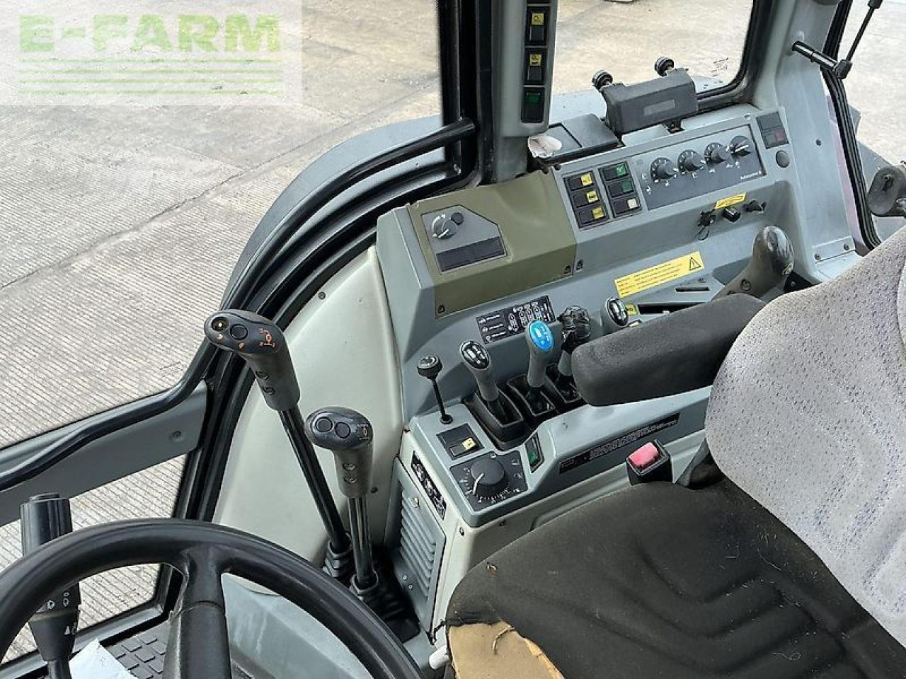 Traktor van het type Valtra 6550 twin-track reverse drive tractor (st21217), Gebrauchtmaschine in SHAFTESBURY (Foto 22)