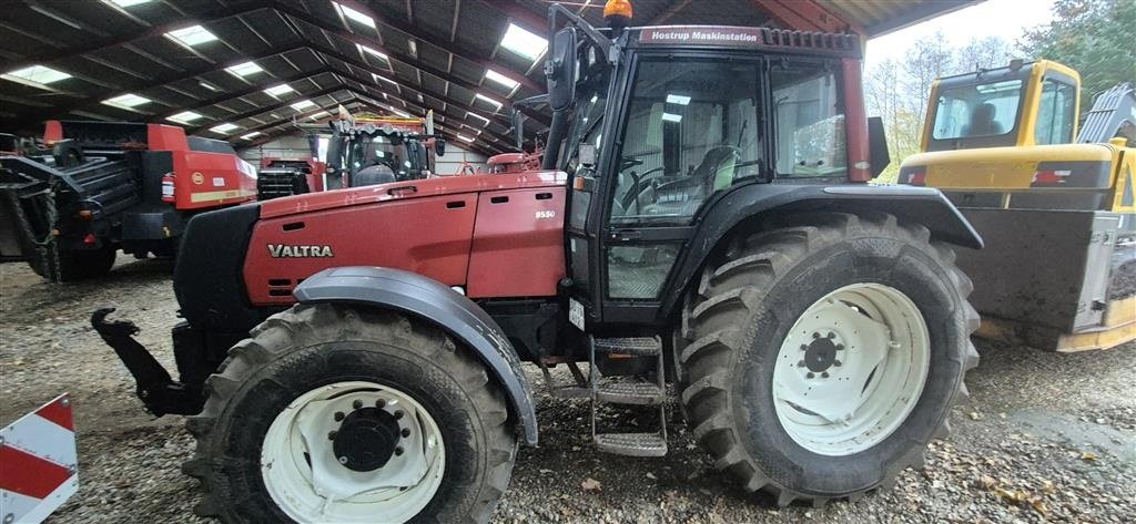 Traktor of the type Valtra 8550, Gebrauchtmaschine in Ringkøbing (Picture 1)