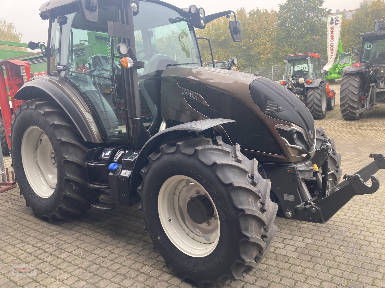 Traktor of the type Valtra A 105 H5 m. FKH, Neumaschine in Mainburg/Wambach (Picture 2)