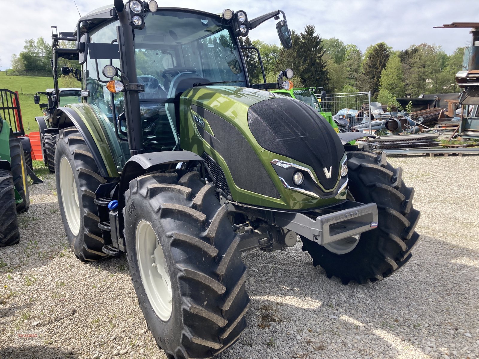 Traktor van het type Valtra A 105 H5, Neumaschine in Mainburg/Wambach (Foto 1)