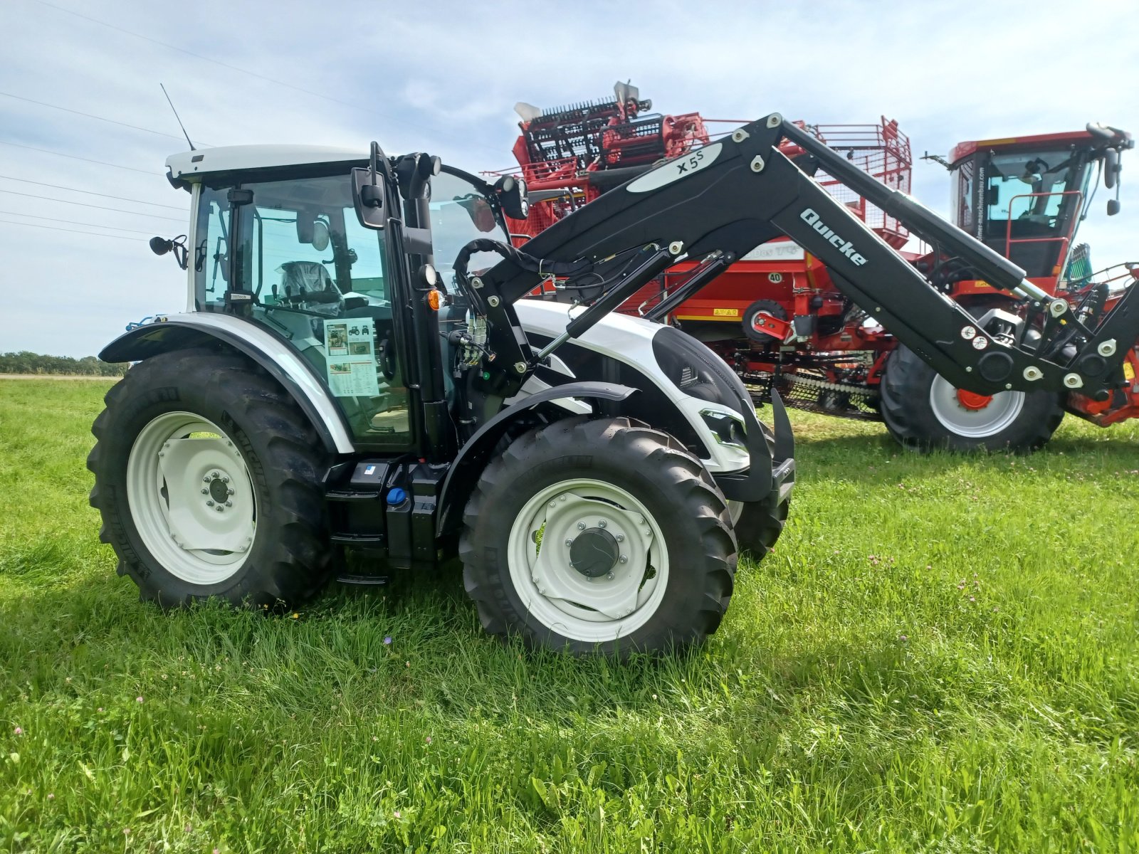 Traktor van het type Valtra A 105 MH 4, Neumaschine in Uffenheim (Foto 3)