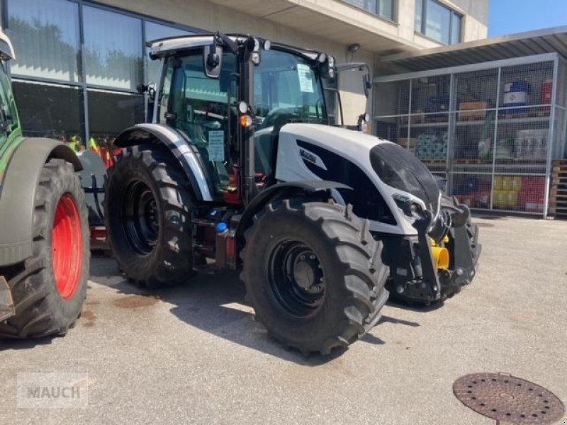 Traktor of the type Valtra A 115, Neumaschine in Burgkirchen (Picture 3)