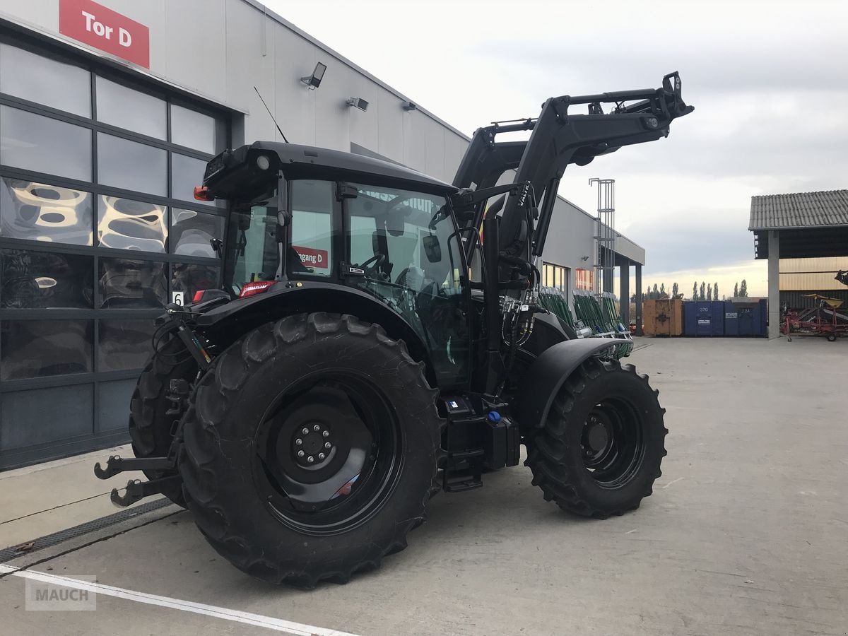 Traktor of the type Valtra A 115, Vorführmaschine in Burgkirchen (Picture 11)