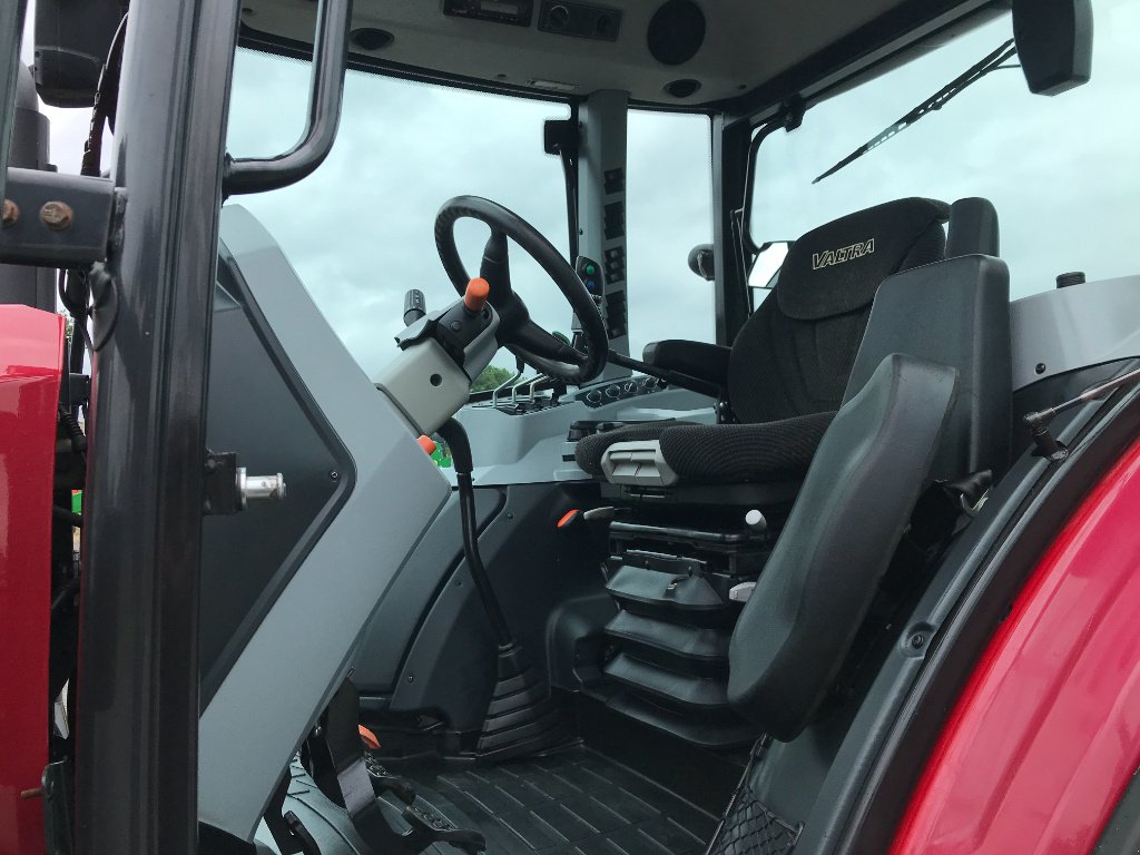 Traktor типа Valtra A 74 + CHARGEUR . BOITE RAMPANTES ., Gebrauchtmaschine в UZERCHE (Фотография 5)