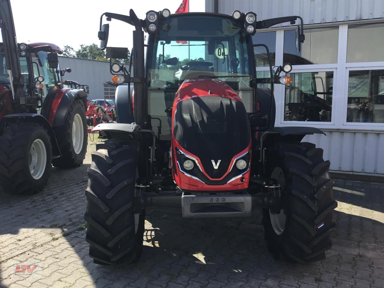 Traktor van het type Valtra A 75 SH DLB (2A0), Neumaschine in Eggenfelden (Foto 3)