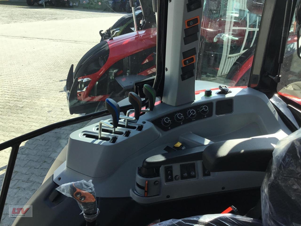 Traktor van het type Valtra A 75 SH DLB (2A0), Neumaschine in Eggenfelden (Foto 6)