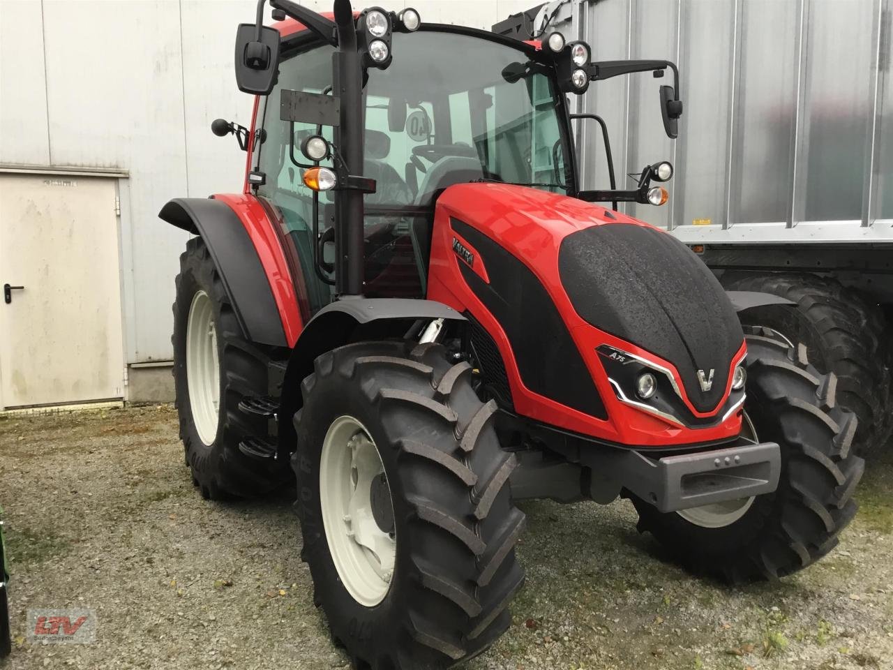 Traktor of the type Valtra A 75 SH DLB (2A0), Neumaschine in Eggenfelden (Picture 1)