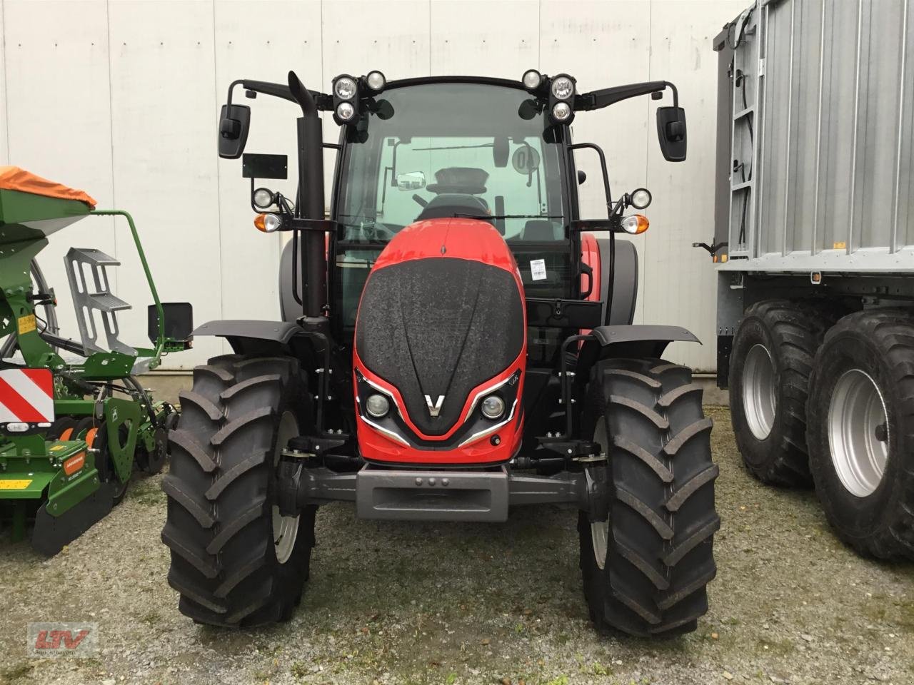 Traktor of the type Valtra A 75 SH DLB (2A0), Neumaschine in Eggenfelden (Picture 2)