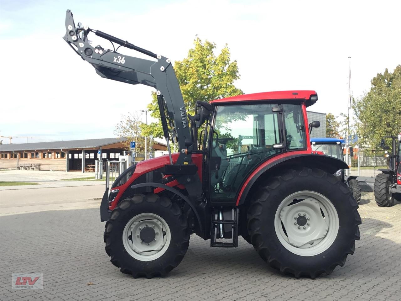 Traktor van het type Valtra A 75 SH FL (2A0), Neumaschine in Eggenfelden (Foto 1)