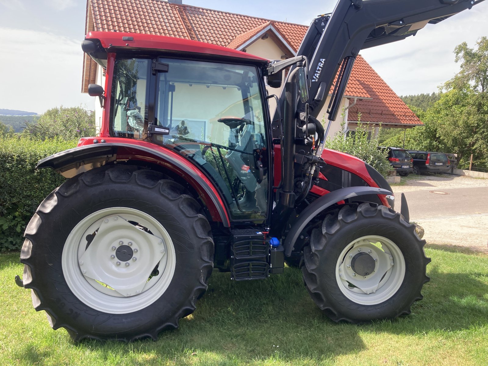 Traktor of the type Valtra A 85 SH, Neumaschine in Bodenwöhr/ Taxöldern (Picture 3)