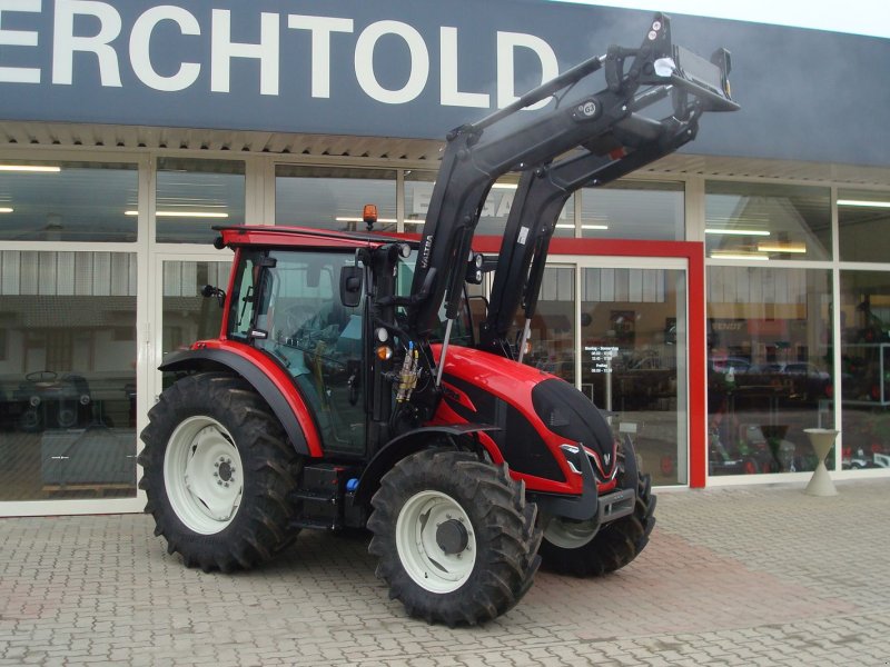 Traktor of the type Valtra A 95, Neumaschine in Judenburg (Picture 1)