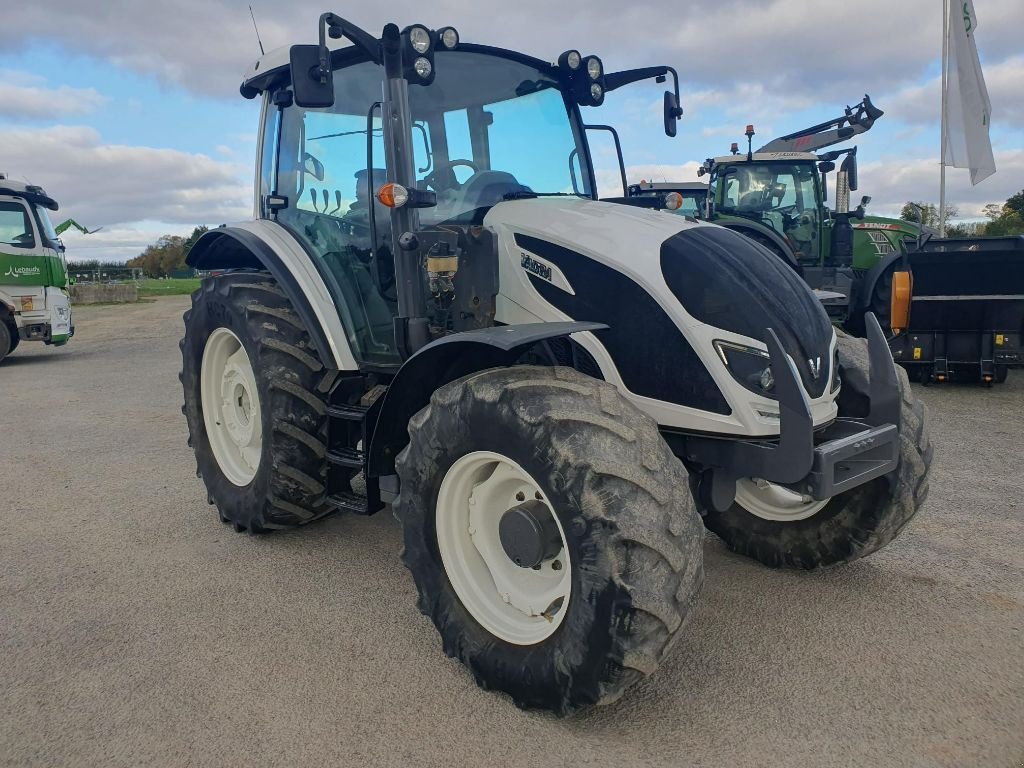 Traktor van het type Valtra A104, Gebrauchtmaschine in DOMFRONT (Foto 2)